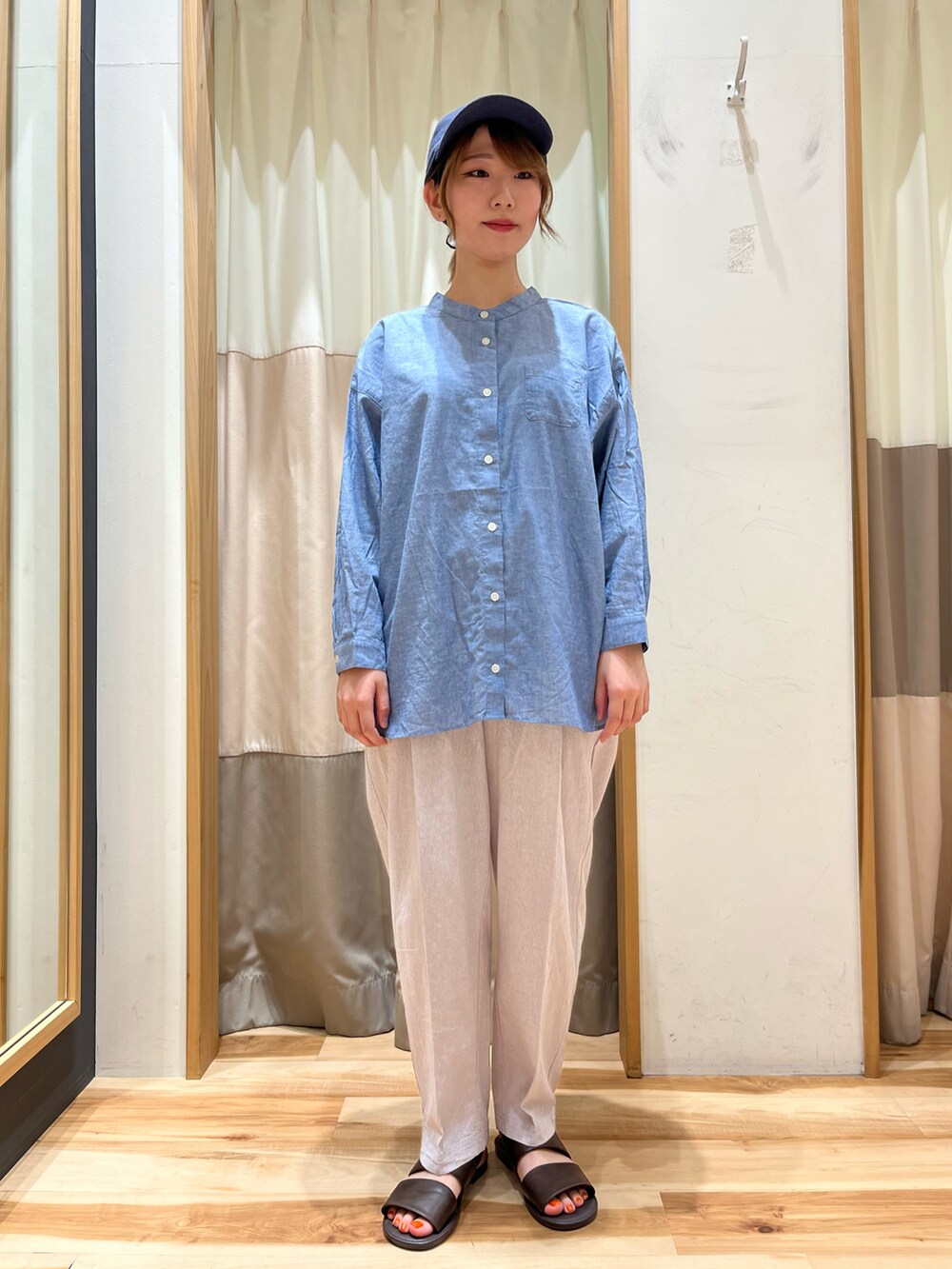 ブルー系のシャツ/ブラウス、グレー系のベスト、グレー系のその他パンツを着用したレディースの夏コーディネートの3枚目の写真