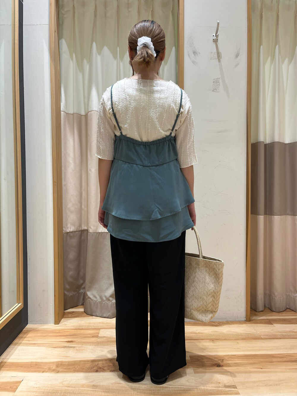 ホワイト系のハンドバッグ、ホワイト系のドレスシューズ、ブラック系のその他パンツを着用したレディースの夏コーディネートの2枚目の写真