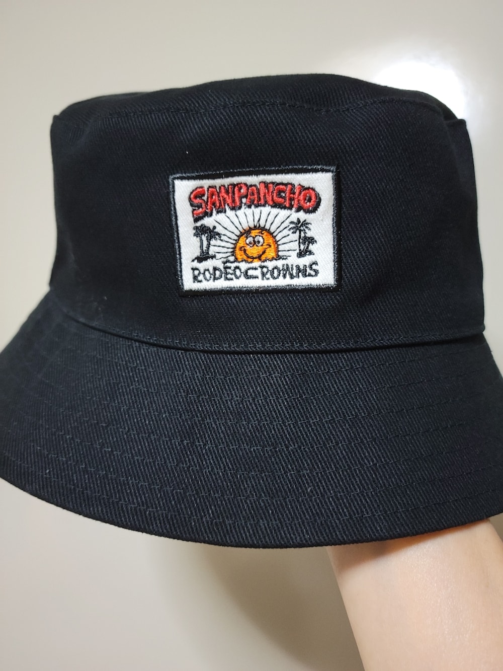 ホワイト系のTシャツ/カットソー、ブラック系のベスト、ブラック系のその他パンツを着用したレディースの春コーディネートの2枚目の写真