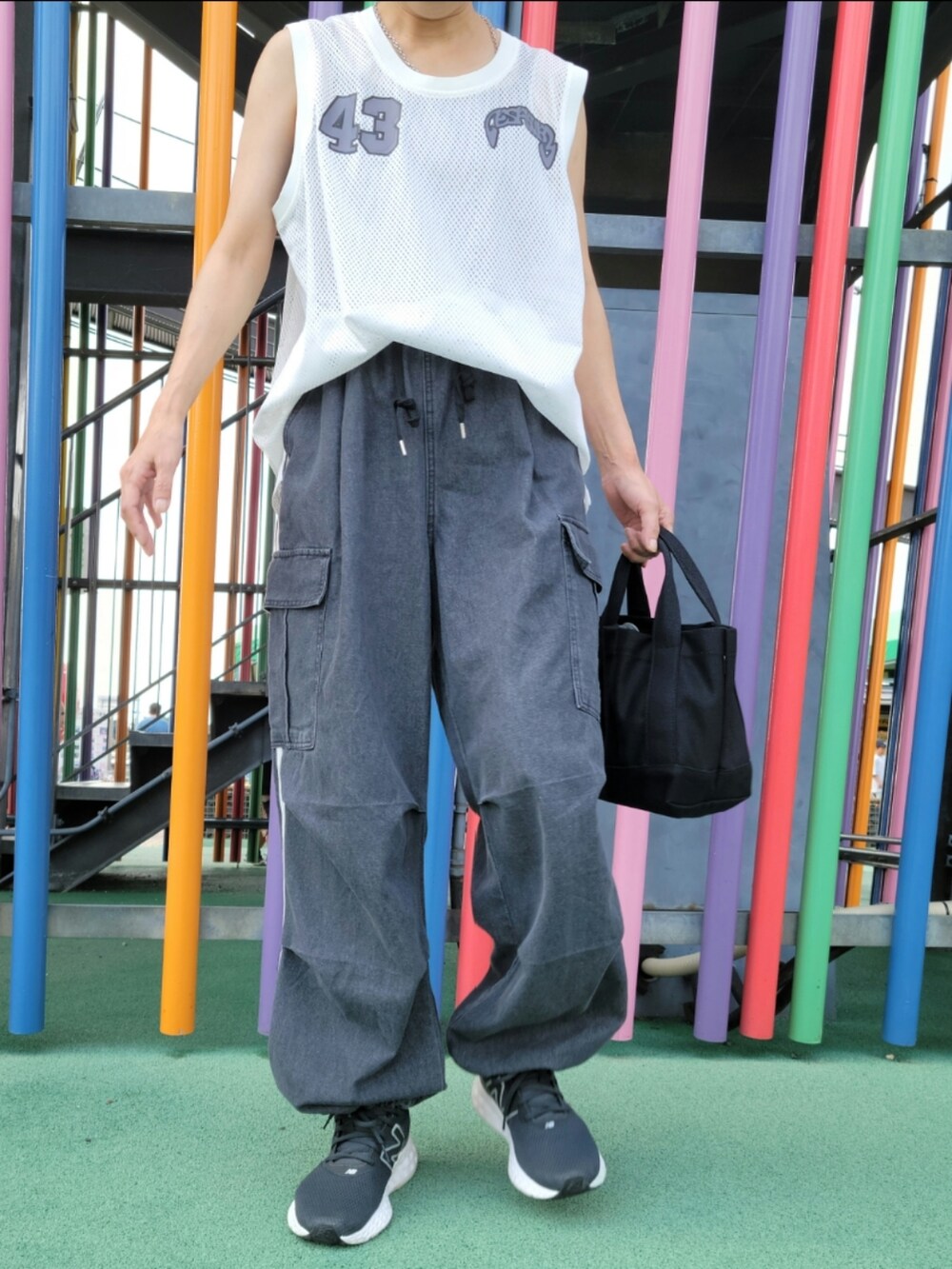 ホワイト系のTシャツ/カットソー、ブラック系のカーゴパンツ、ブラック系のキャップを着用したレディースの秋コーディネートの2枚目の写真