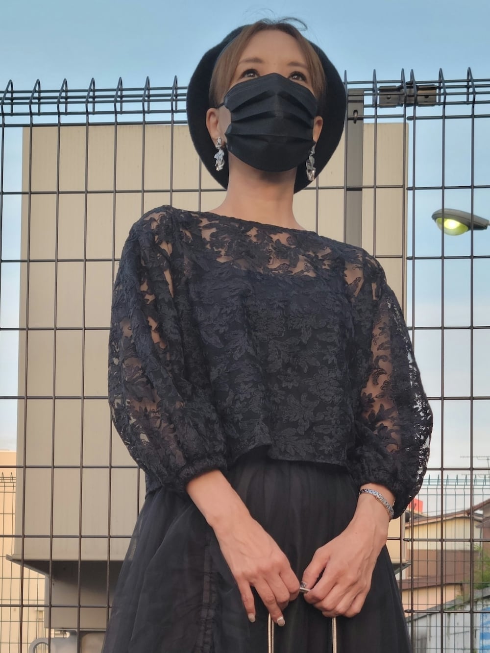 ブラック系のシャツ/ブラウス、ブラック系のスカート、ブラック系のショルダーバッグを着用したレディースの秋コーディネートの2枚目の写真