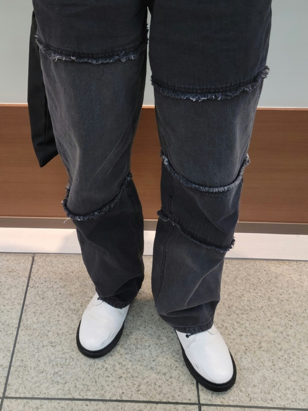 ブラック系のジャージ、ブラック系のワンピース、ブラック系のデニムパンツを着用したレディースの春コーディネートの3枚目の写真