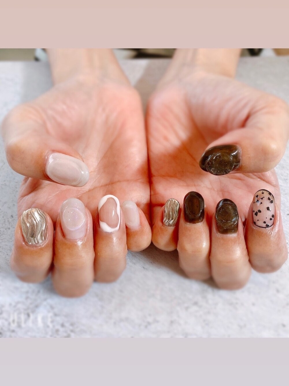 ブラック系のシャツ/ブラウス、ブラック系のスカート、ブラック系のショルダーバッグを着用したレディースの秋コーディネートの3枚目の写真