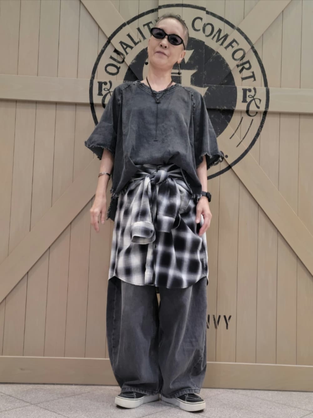 その他のシャツ/ブラウス、ブラック系のデニムパンツ、ブラック系のトップスを着用したレディースの夏コーディネートの2枚目の写真