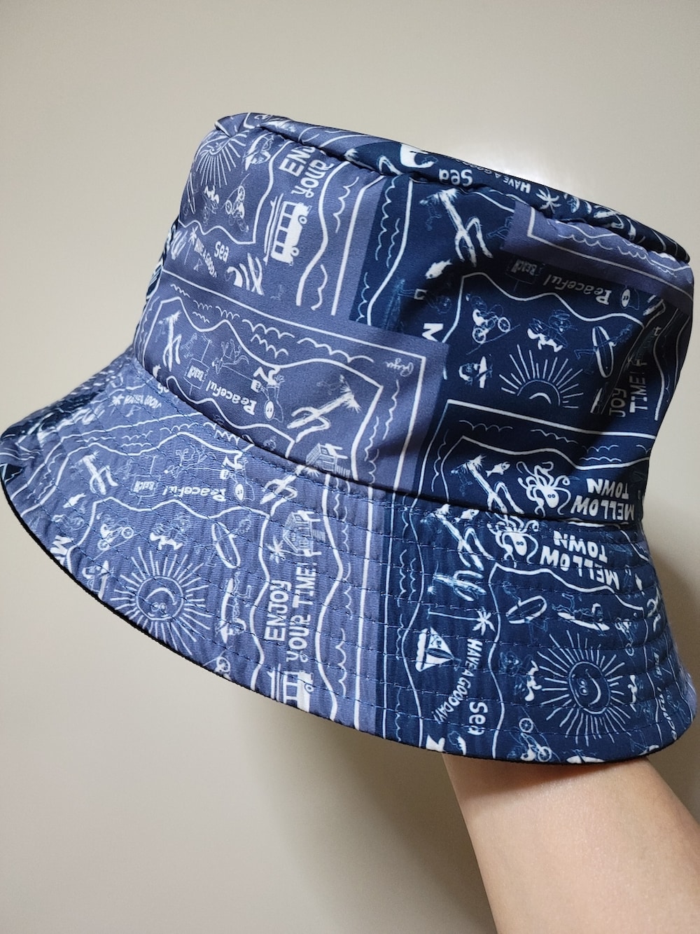 ホワイト系のTシャツ/カットソー、ブラック系のベスト、ブラック系のその他パンツを着用したレディースの春コーディネートの3枚目の写真