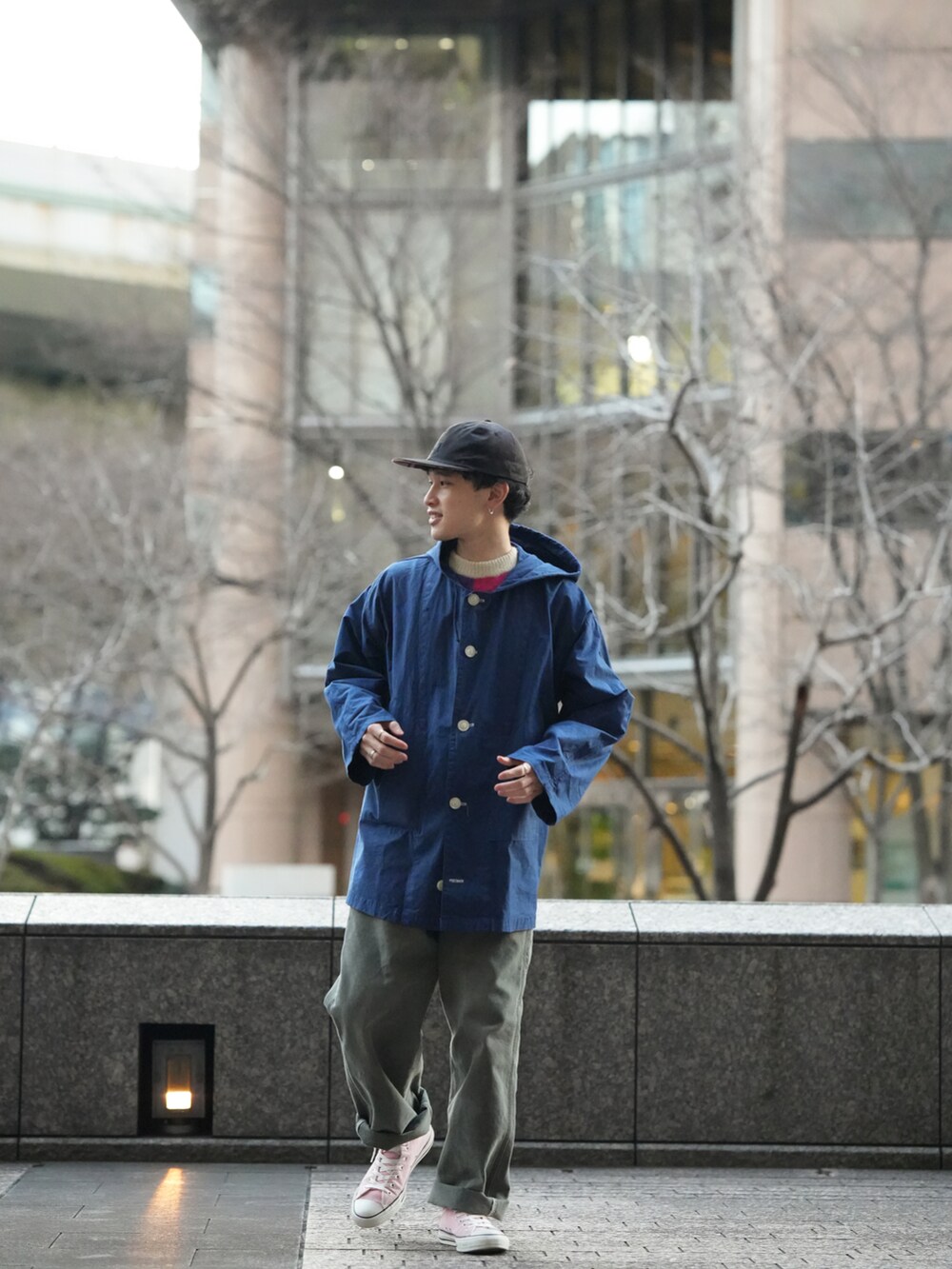 ブルー系のジャケット/アウター、その他のニット/セーター、グリーン系のデニムパンツを着用したメンズの冬コーディネートの4枚目の写真