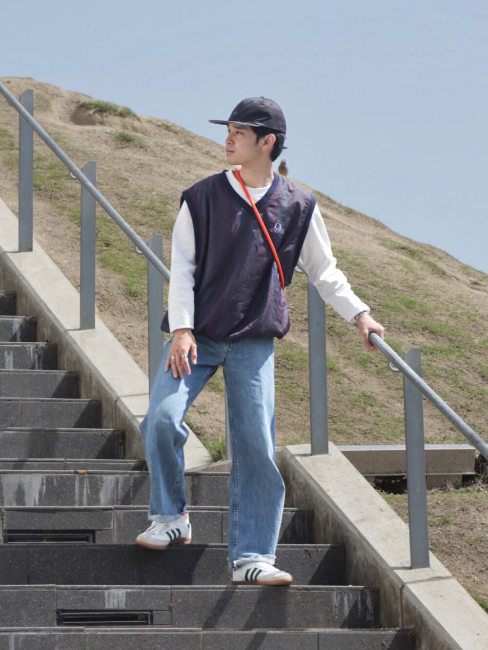 「休日スタイル、白スニーカー、アウトドアスタイル」｜「FREAK'S STOREのYOSEMITE STRAP/ヨセミテストラップ 【別注カラーあり】YOSEMITE STRAP（スマホグッズ、オレンジ系）」を使った、てぃーりくさん（メンズ・170cm）の春コーディネートの5枚目の写真