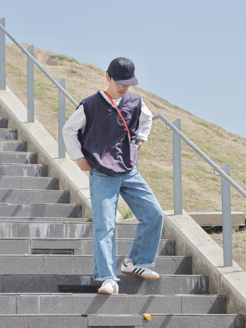 「休日スタイル、白スニーカー、アウトドアスタイル」｜「FREAK'S STOREのYOSEMITE STRAP/ヨセミテストラップ 【別注カラーあり】YOSEMITE STRAP（スマホグッズ、オレンジ系）」を使った、てぃーりくさん（メンズ・170cm）の春コーディネートの2枚目の写真