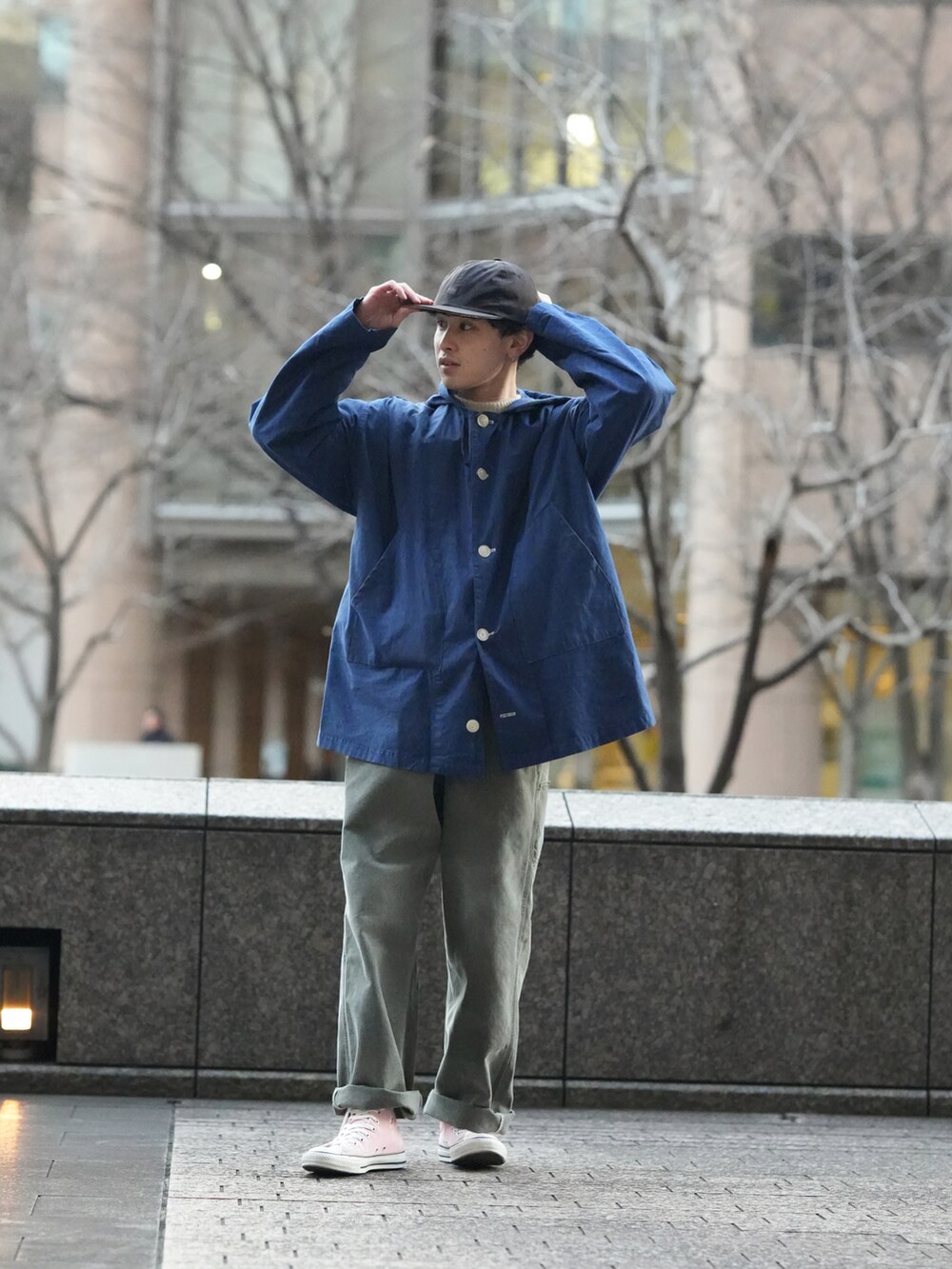 ブルー系のジャケット/アウター、その他のニット/セーター、グリーン系のデニムパンツを着用したメンズの冬コーディネートの3枚目の写真