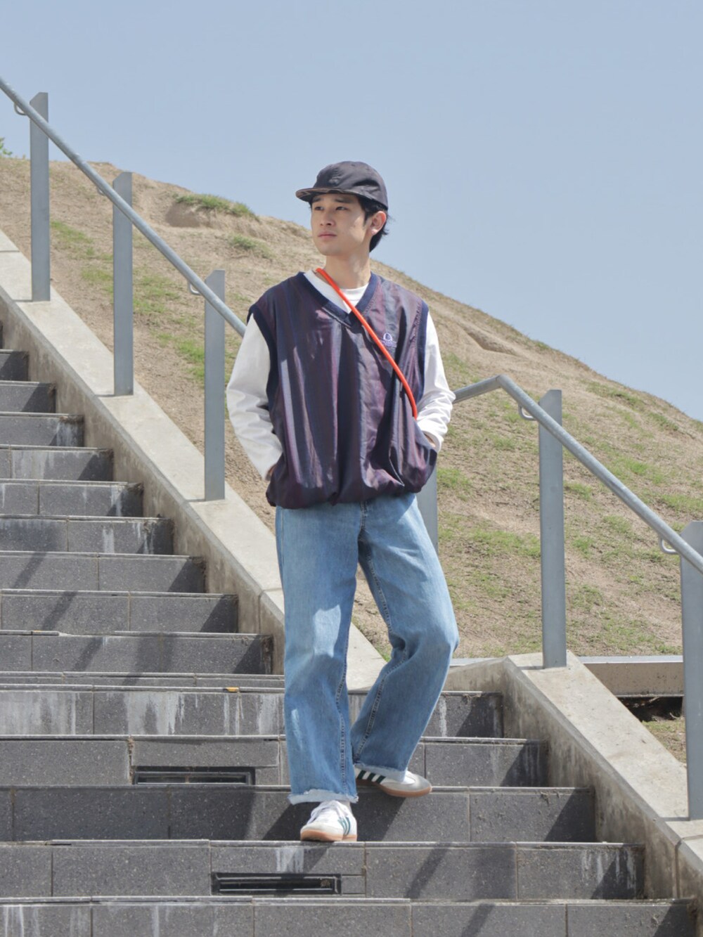 「休日スタイル、白スニーカー、アウトドアスタイル」｜「FREAK'S STOREのYOSEMITE STRAP/ヨセミテストラップ 【別注カラーあり】YOSEMITE STRAP（スマホグッズ、オレンジ系）」を使った、てぃーりくさん（メンズ・170cm）の春コーディネートの3枚目の写真