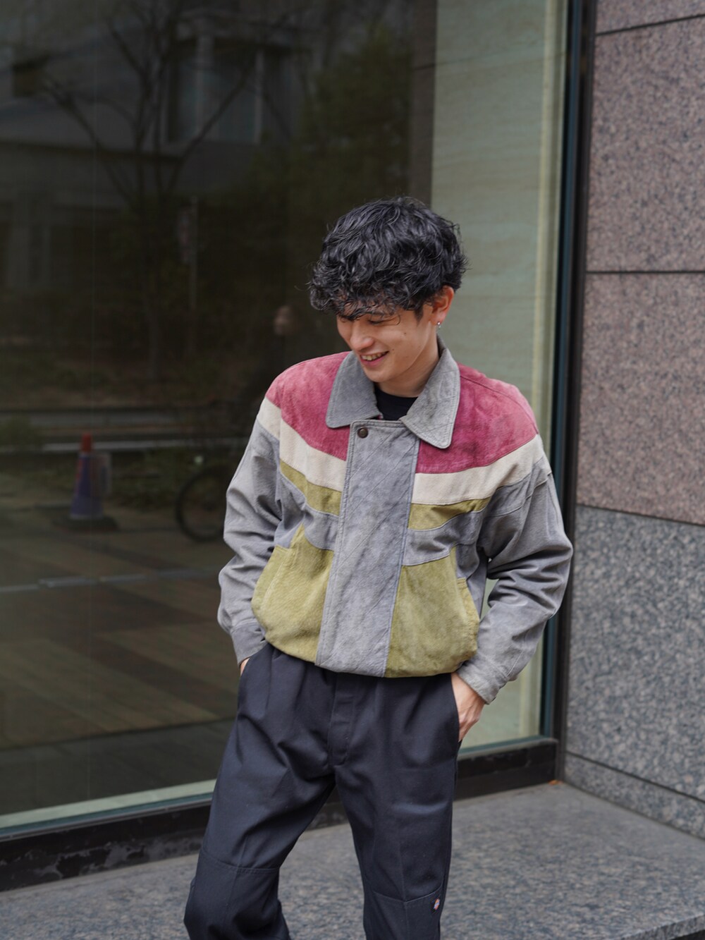 ブラック系のスラックス、ブラウン系のスリッポン、その他のジャケット/アウターを着用したメンズの冬コーディネートの2枚目の写真