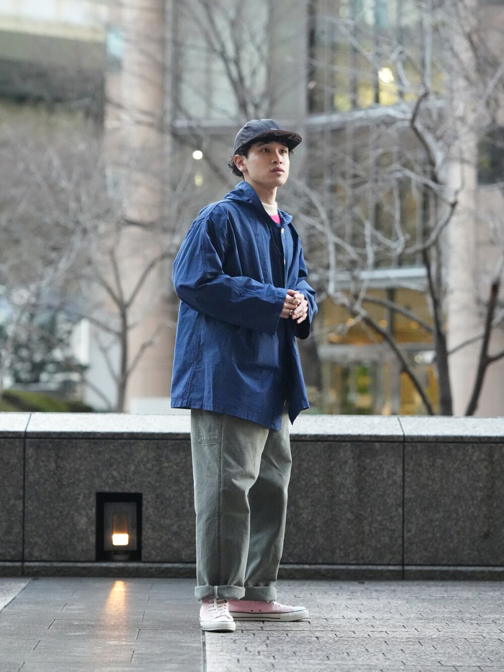 ブルー系のジャケット/アウター、その他のニット/セーター、グリーン系のデニムパンツを着用したメンズの冬コーディネートの5枚目の写真