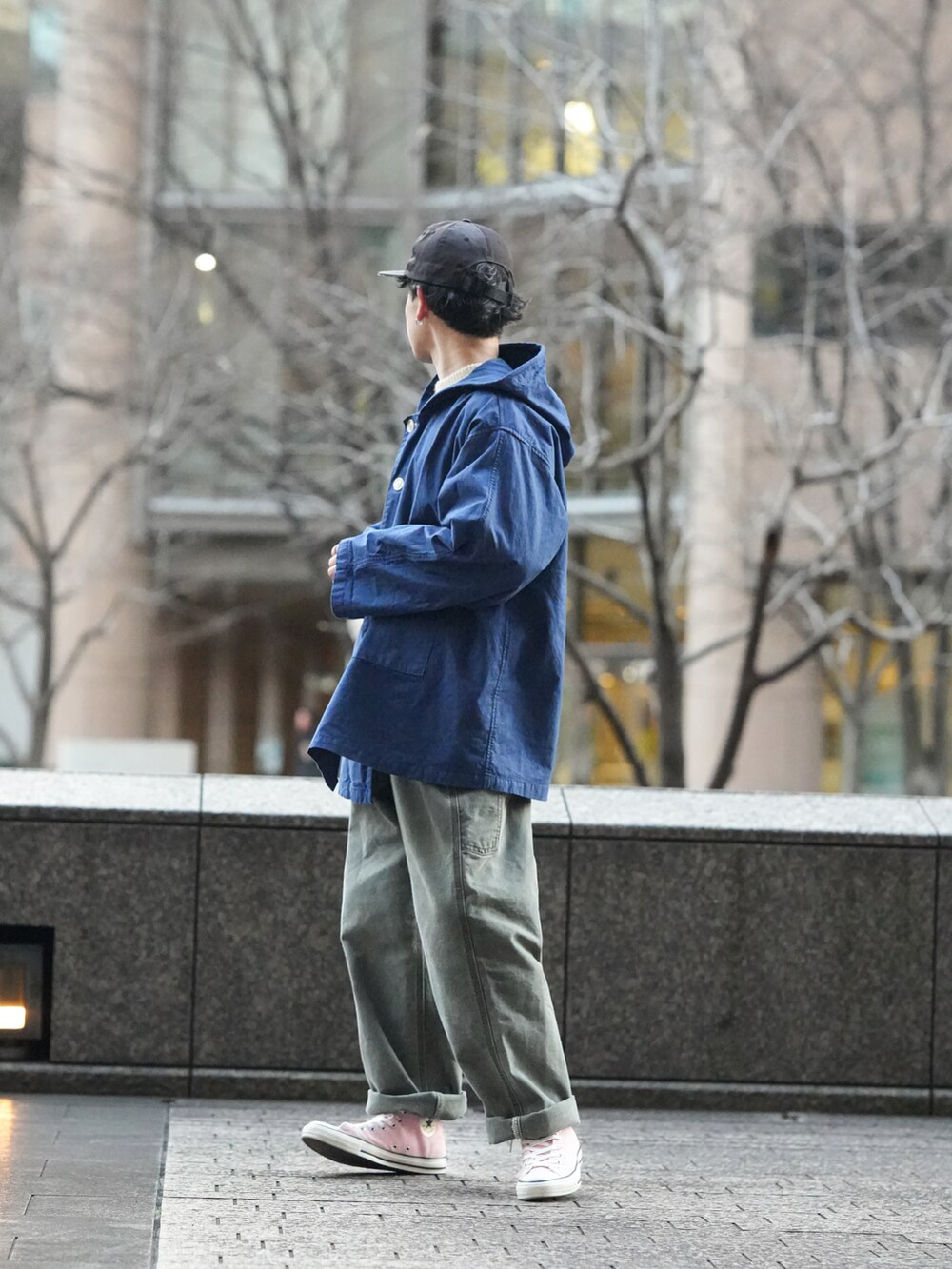 ブルー系のジャケット/アウター、その他のニット/セーター、グリーン系のデニムパンツを着用したメンズの冬コーディネートの2枚目の写真