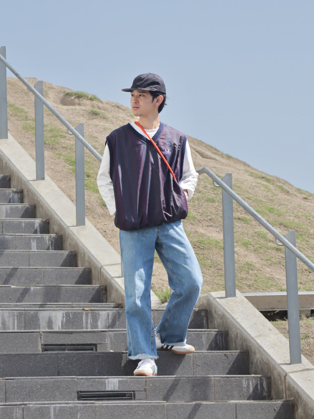 「休日スタイル、白スニーカー、アウトドアスタイル」｜「FREAK'S STOREのYOSEMITE STRAP/ヨセミテストラップ 【別注カラーあり】YOSEMITE STRAP（スマホグッズ、オレンジ系）」を使った、てぃーりくさん（メンズ・170cm）の春コーディネートの4枚目の写真