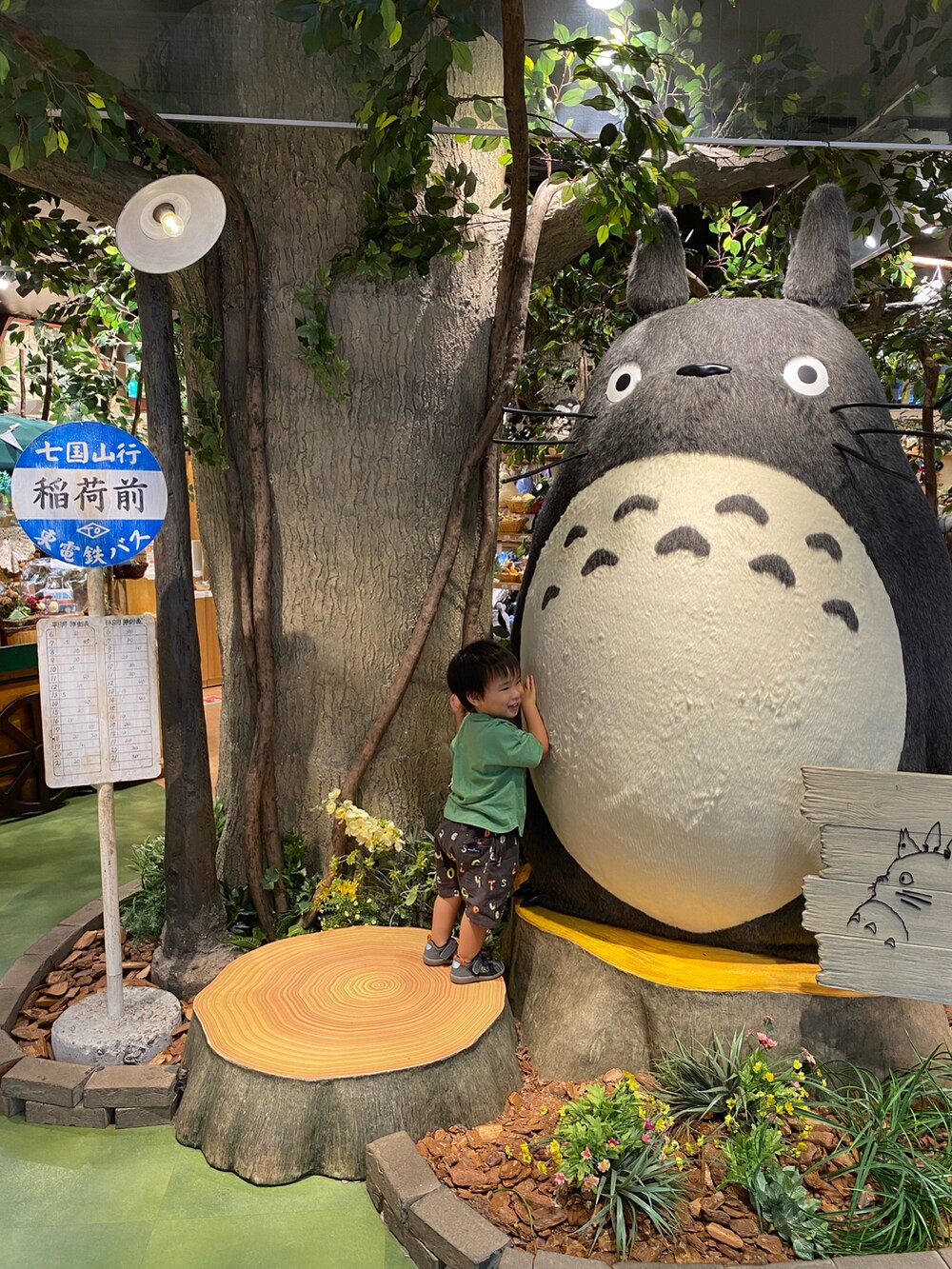 グリーン系のTシャツ/カットソー、グレー系のその他パンツ、ブラック系のサンダルを着用したキッズの夏コーディネートの2枚目の写真