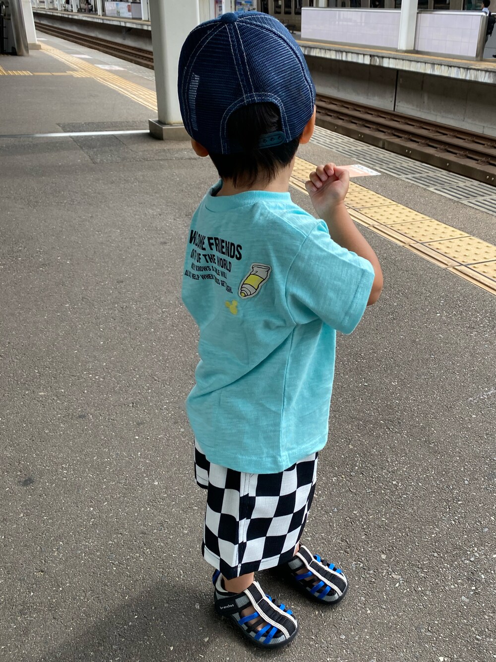 ブルー系のTシャツ/カットソー、その他のその他パンツ、ブルー系のサンダルを着用したキッズの夏コーディネートの2枚目の写真