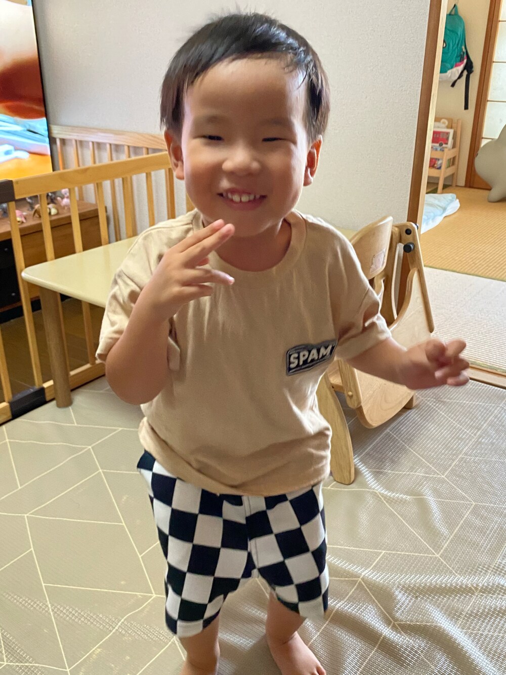 その他のその他パンツ、ベージュ系のTシャツ/カットソーを着用したキッズの秋コーディネートの2枚目の写真