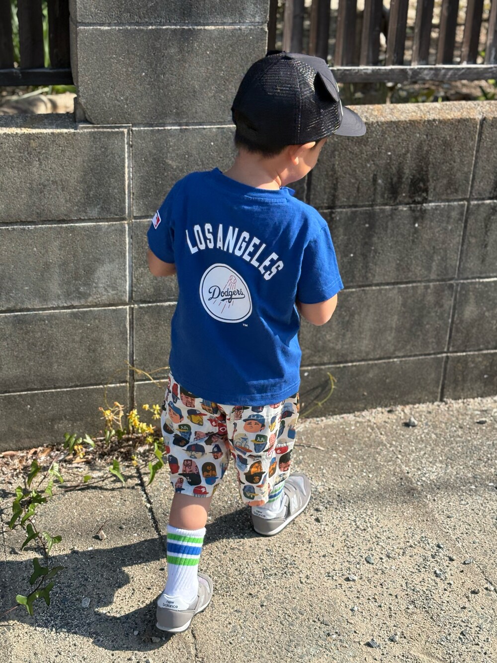 ブルー系のTシャツ/カットソー、ホワイト系のその他パンツ、グレー系のスニーカーを着用したキッズの春コーディネートの2枚目の写真