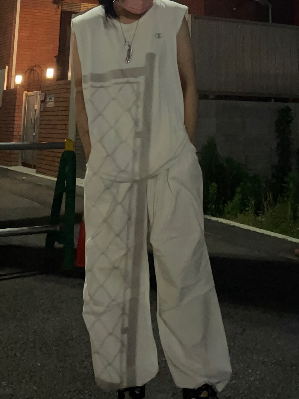 「オールホワイト、春夏コーデ、今日のコーデ、夏コーデ、夏、リラックススタイル、ootd、シンプルコーデ、ストリート、ラフ、タンクトップ、スノーパンツ、カーゴパンツ」｜「Championのアイテム（タンクトップ、ホワイト系）」を使った、_さん（レディース・163cm）の夏コーディネートの2枚目の写真