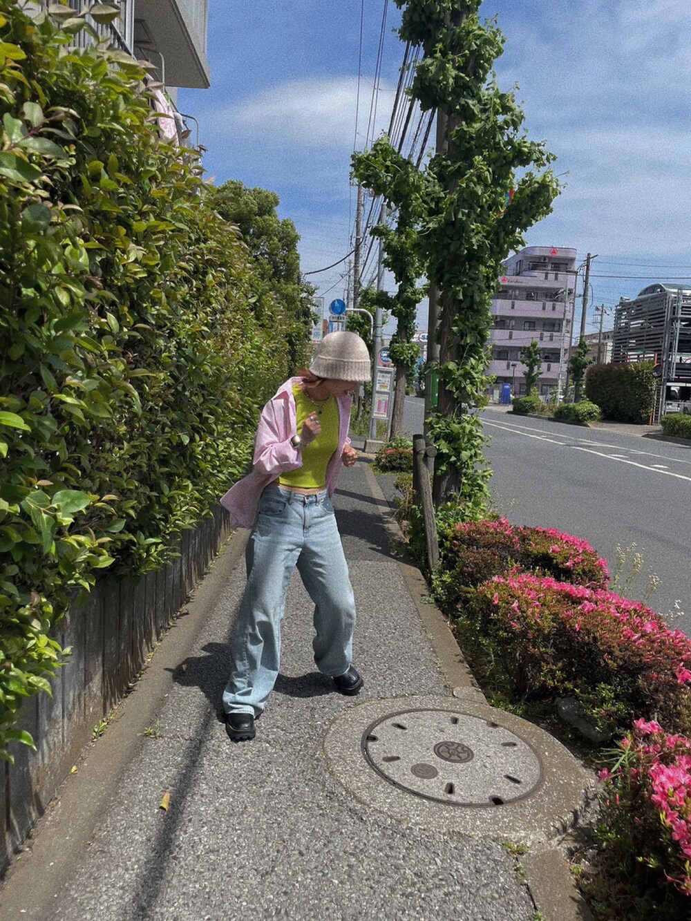 ブルー系のデニムパンツ、ピンク系のシャツ/ブラウス、グリーン系のタンクトップを着用したレディースの春コーディネートの2枚目の写真