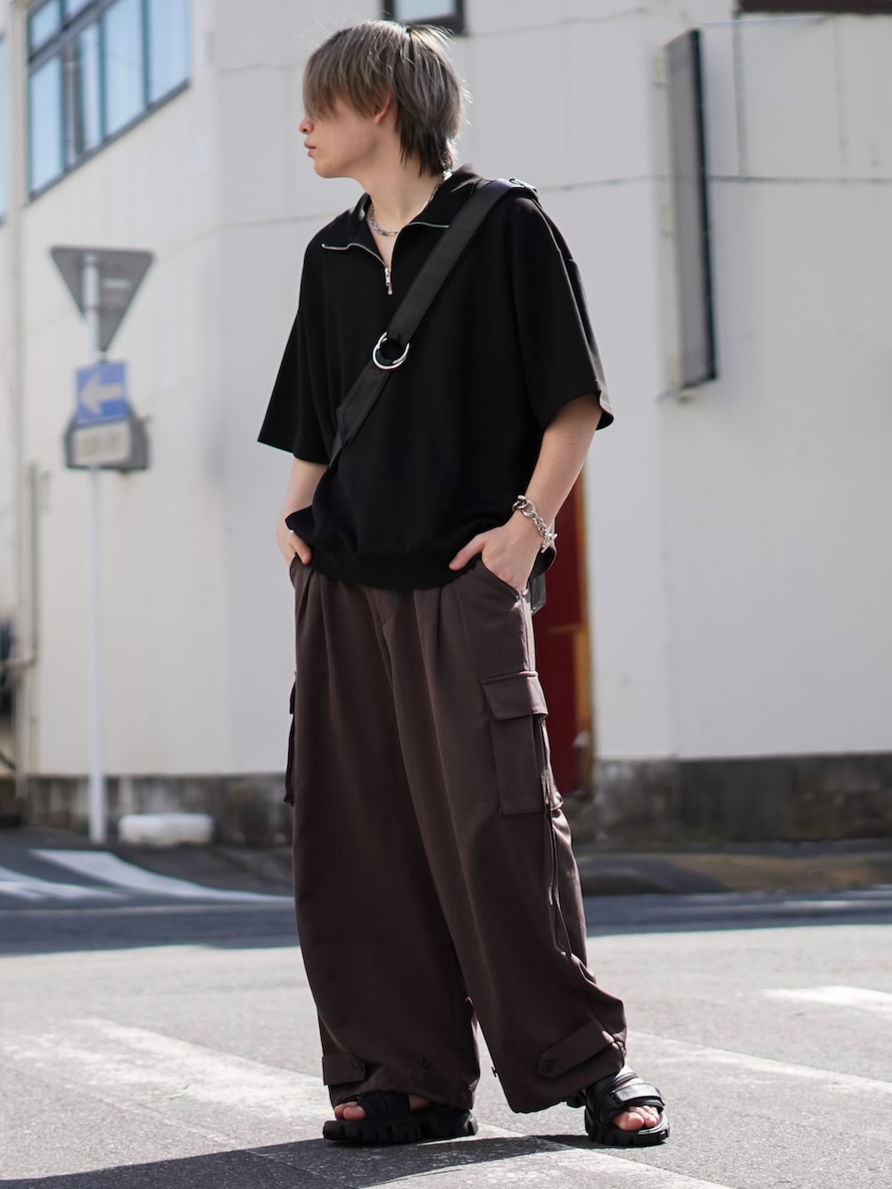 「春夏コーデ、シンプルコーデ、ハーフジップ、カーゴパンツ、厚底シューズ、厚底サンダル、プチプラ、きれいめカジュアル、休日スタイル、韓国ファッション、ショルダーバッグ、レザー」｜「CLELの【CLEL】half zip fake suede half sleeve pullover/ハーフジップ フェイクスエード 半袖プルオーバー（Tシャツ/カットソー、ブラック系）」を使った、けいさん（メンズ・177cm）の春コーディネートの2枚目の写真
