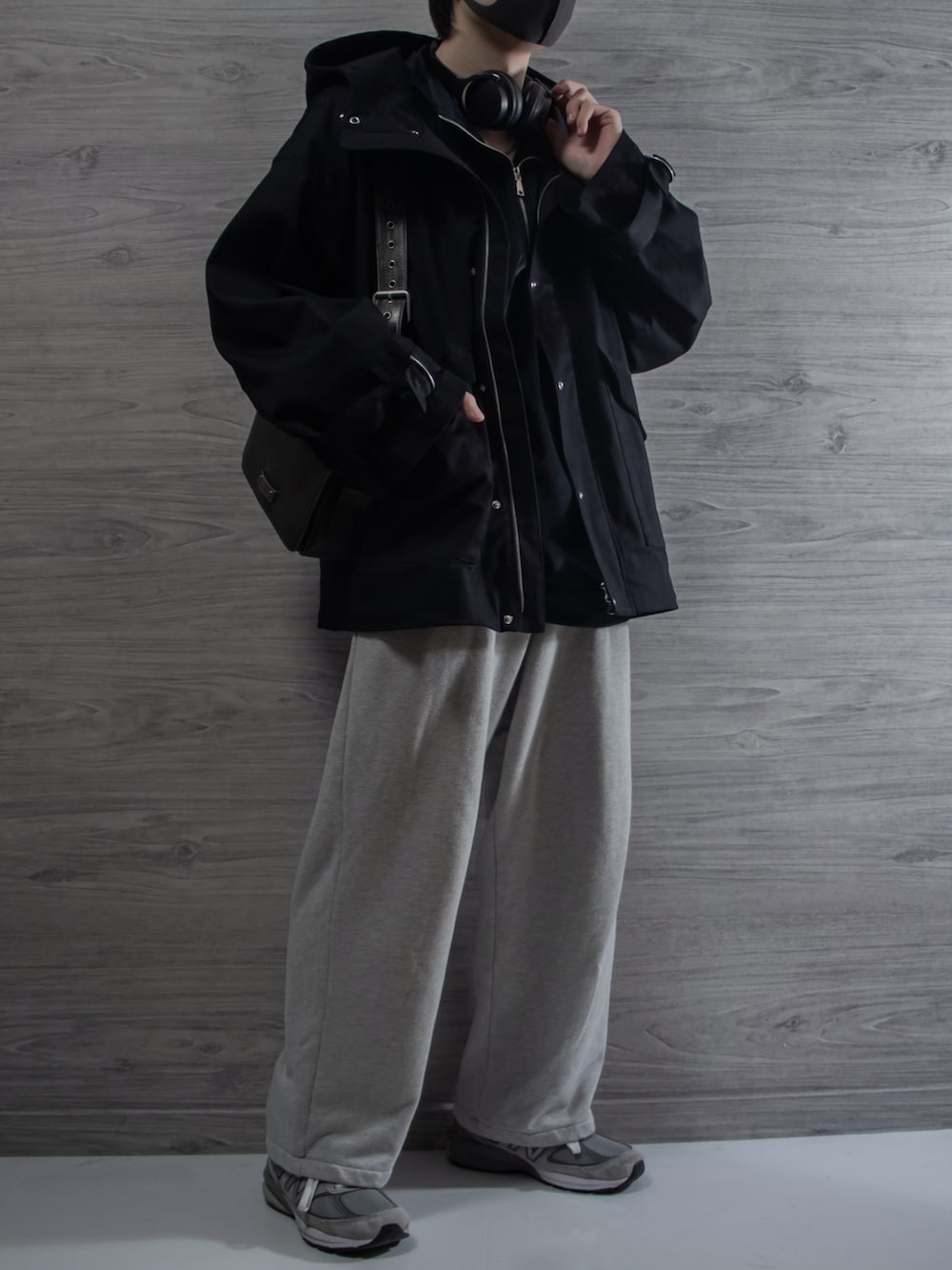 ブラック系のマウンテンパーカー、ブラック系のスウェット、グレー系のスウェットパンツを着用したメンズの冬コーディネートの2枚目の写真