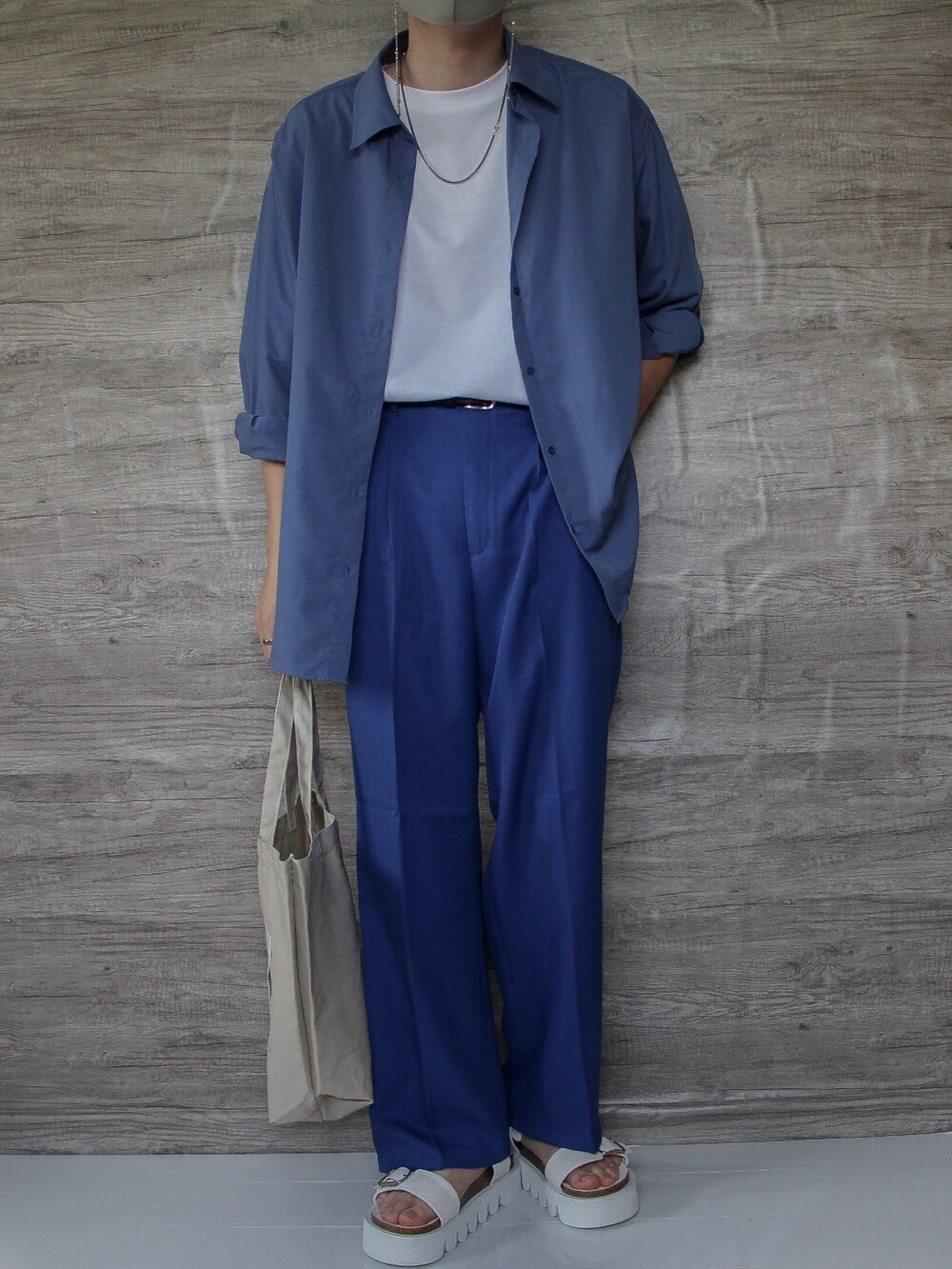 ブルー系のシャツ/ブラウス、ホワイト系のTシャツ/カットソー、ブルー系のスラックスを着用したメンズの夏コーディネートの4枚目の写真