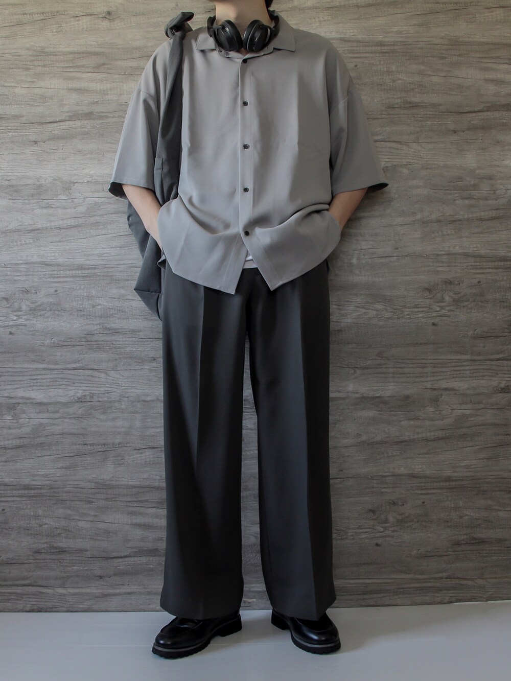 グレー系のシャツ/ブラウス、グレー系のスラックス、ブラック系のローファーを着用したメンズの春コーディネートの2枚目の写真