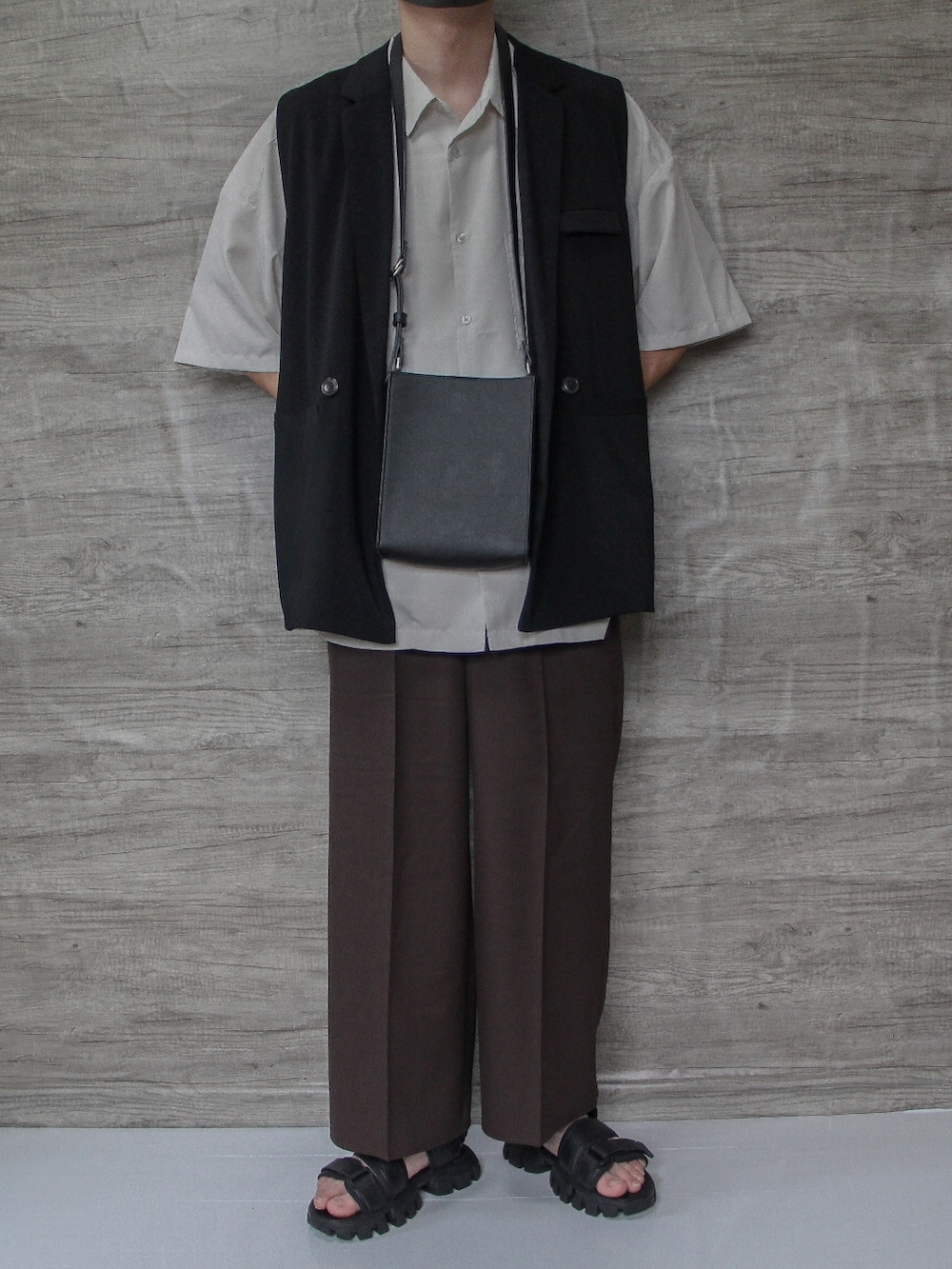 ブラック系のベスト、グレー系のシャツ/ブラウス、ブラウン系のパンツを着用したメンズの夏コーディネートの2枚目の写真