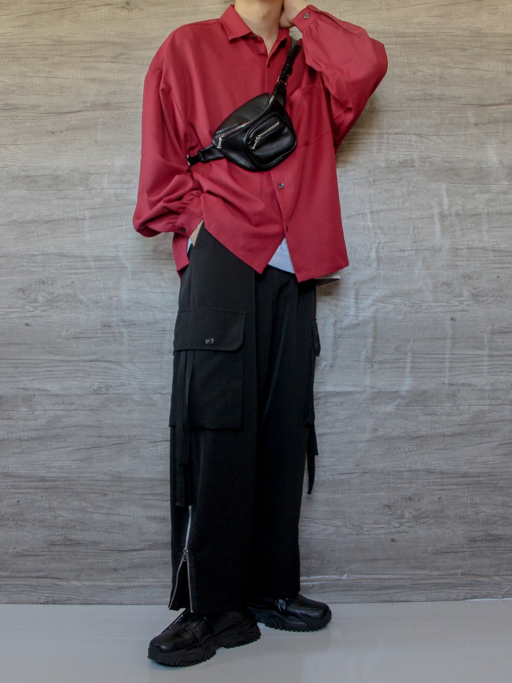 レッド系のシャツ/ブラウス、ホワイト系のタンクトップ、ブラック系のカーゴパンツを着用したメンズの秋コーディネートの3枚目の写真