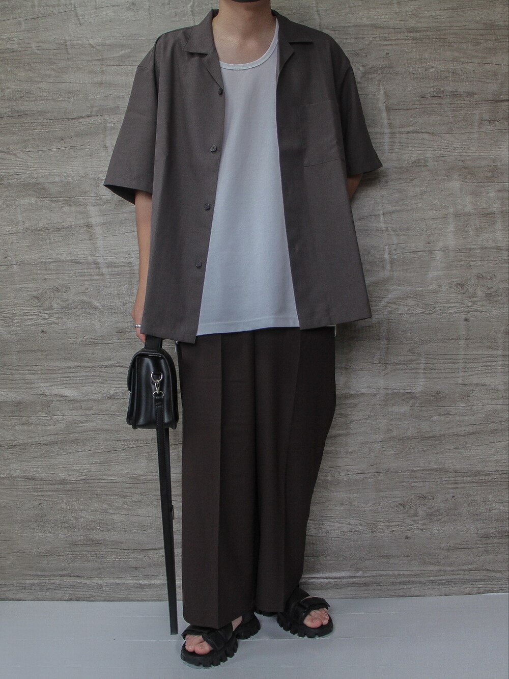 ブラウン系のシャツ/ブラウス、ホワイト系のタンクトップ、ブラウン系のパンツを着用したメンズの夏コーディネートの2枚目の写真