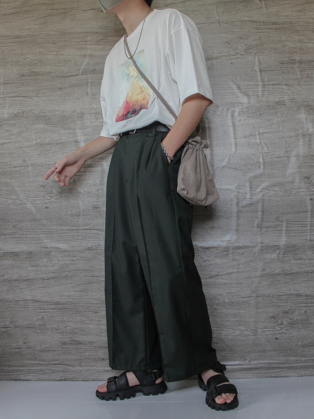 ホワイト系のTシャツ/カットソー、グリーン系のその他パンツ、ブラック系のサンダルを着用したメンズの夏コーディネートの3枚目の写真