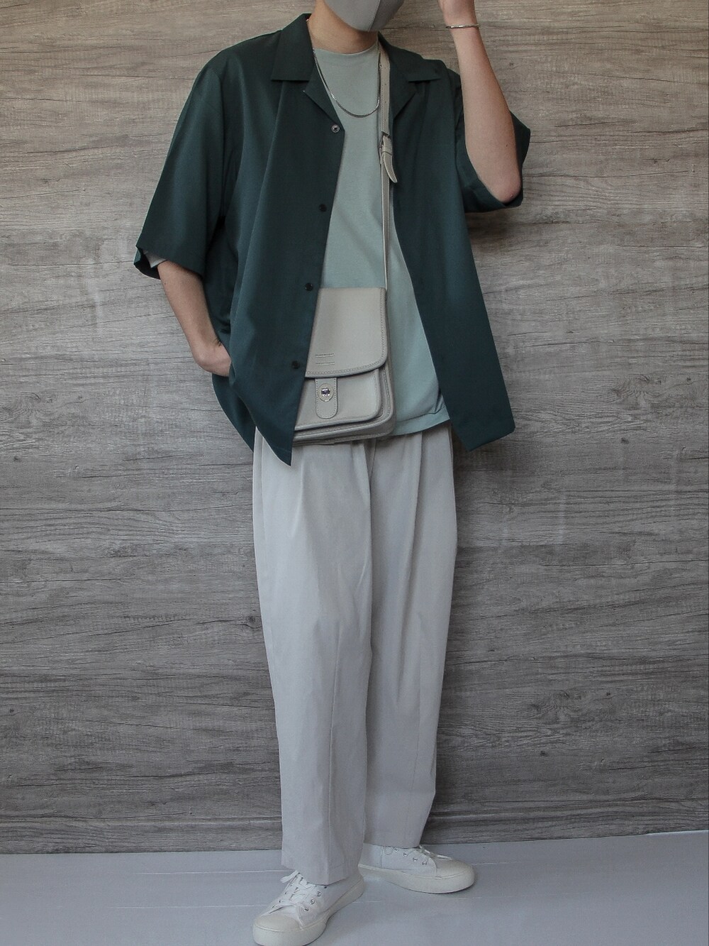 グリーン系のシャツ/ブラウス、グリーン系のTシャツ/カットソー、ホワイト系のその他パンツを着用したメンズの春コーディネートの4枚目の写真