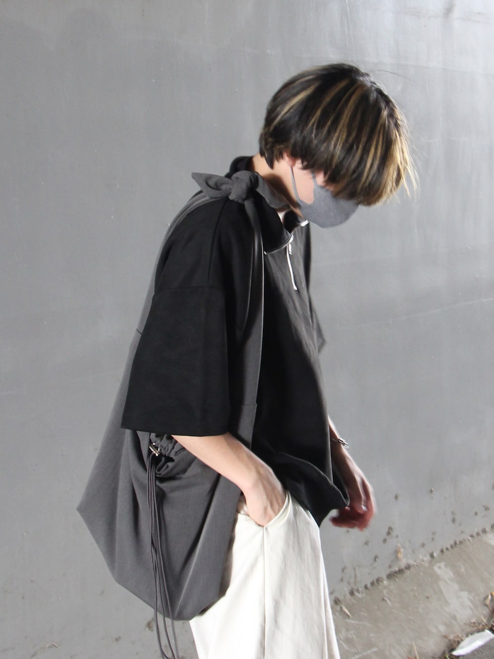 ブラック系のTシャツ/カットソー、ベージュ系のチノパンツ、ブラック系のサンダルを着用したメンズの夏コーディネートの2枚目の写真