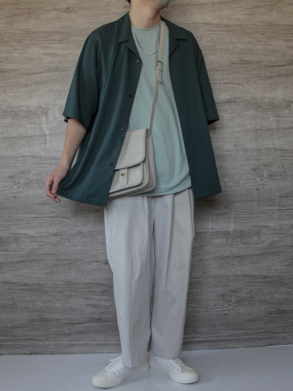 グリーン系のシャツ/ブラウス、グリーン系のTシャツ/カットソー、ホワイト系のその他パンツを着用したメンズの春コーディネートの2枚目の写真