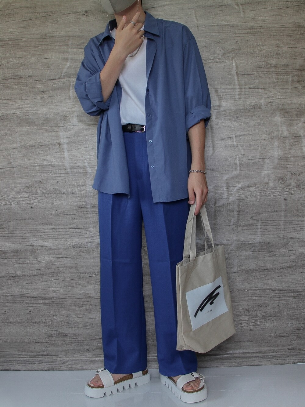 ブルー系のシャツ/ブラウス、ホワイト系のTシャツ/カットソー、ブルー系のスラックスを着用したメンズの夏コーディネートの2枚目の写真