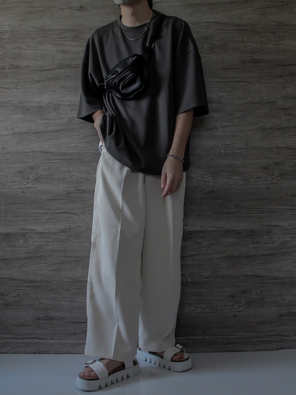 グレー系のテーラードジャケット、グレー系のトップス、ホワイト系のスラックスを着用したメンズの夏コーディネートの2枚目の写真