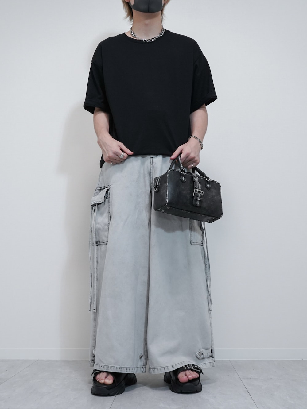 「CLELの【CLEL】Functionary cotton heavyweight short sleeve T-shirt/ファンクショナリーコットン ヘビーウェイト半袖Tシャツ（Tシャツ/カットソー、ブラック系）」を使った、けいさん（メンズ・177cm）の夏コーディネートの2枚目の写真