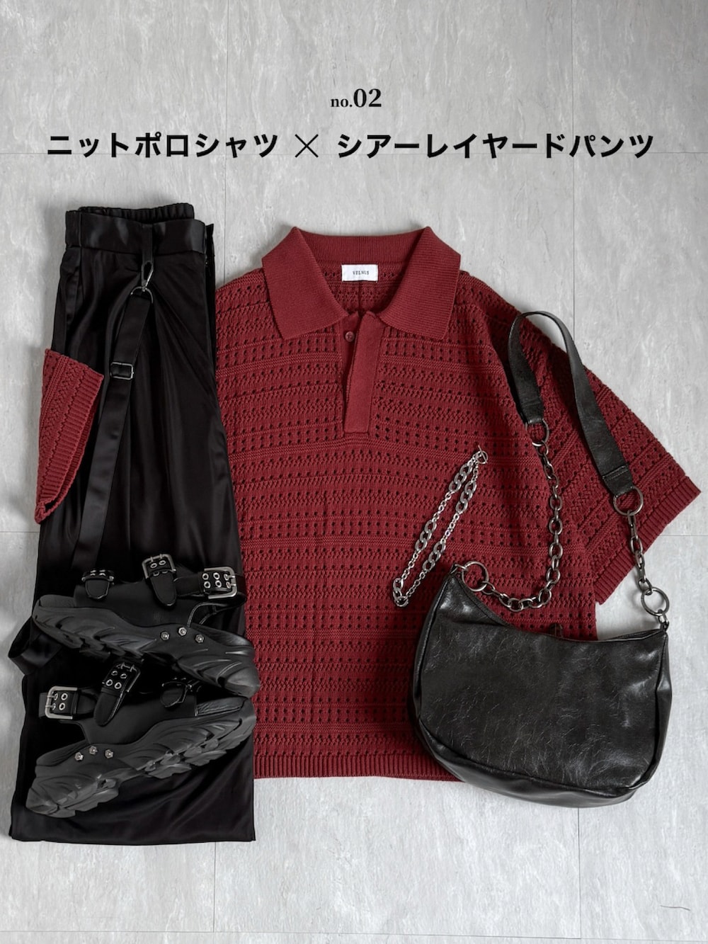 レッド系のポロシャツ、ブラック系のスラックス、ブラック系のショルダーバッグを着用したメンズの夏コーディネートの3枚目の写真