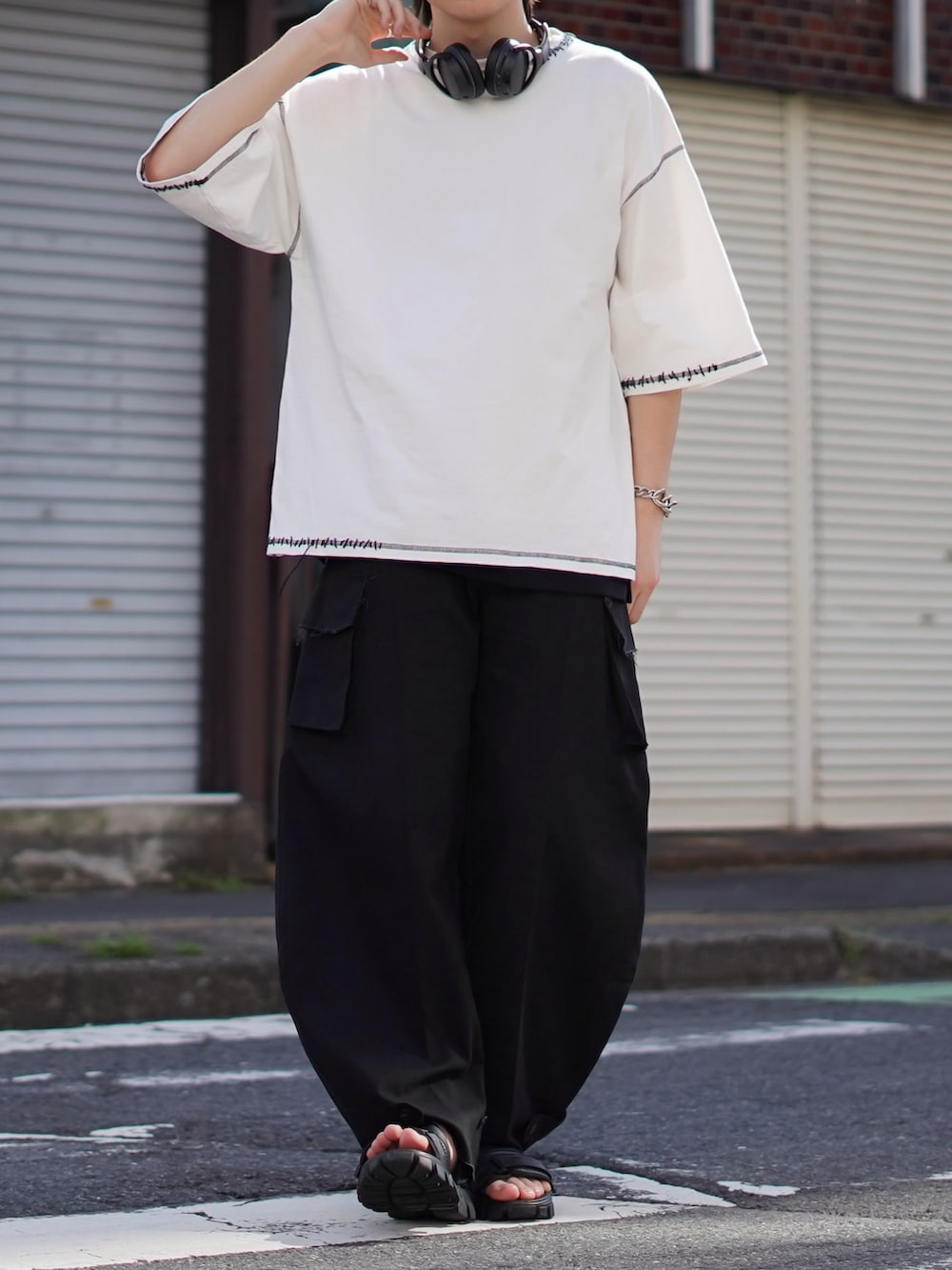 「シンプルコーデ、きれいめカジュアル、白Tシャツ、ビッグシルエット、カーゴパンツ、夏コーデ、休日スタイル、シルバーアクセサリー、厚底シューズ、厚底サンダル、プチプラ」｜「CIASENSEのPigmented hand-stitched oversized T-shirt/ピグメント ハンドステッチ オーバーサイズTシャツ（Tシャツ/カットソー、ホワイト系）」を使った、けいさん（メンズ・177cm）の夏コーディネートの2枚目の写真