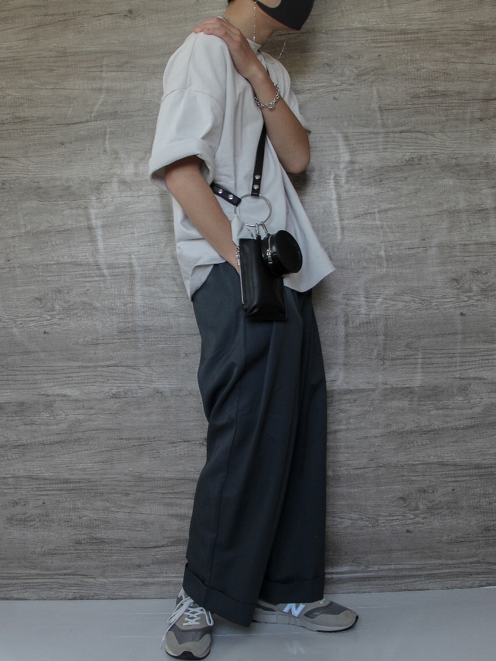 グレー系のTシャツ/カットソー、ブルー系のスラックス、グレー系のスニーカーを着用したメンズの春コーディネートの2枚目の写真