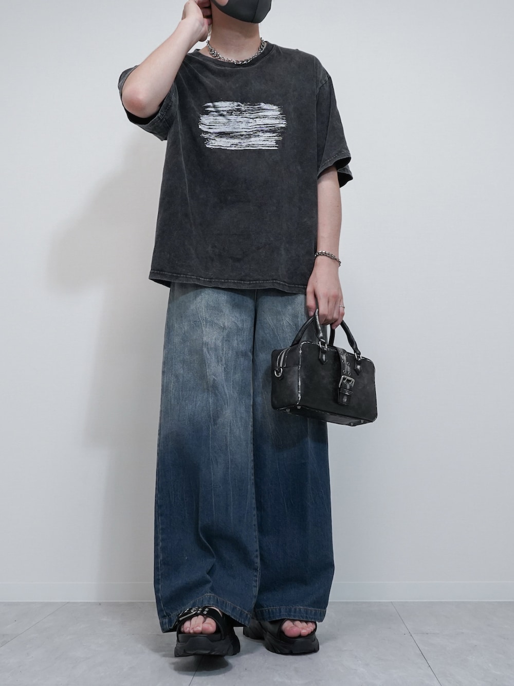 グレー系のTシャツ/カットソー、ブルー系のデニムパンツ、ブラック系のサンダルを着用したメンズの夏コーディネートの2枚目の写真