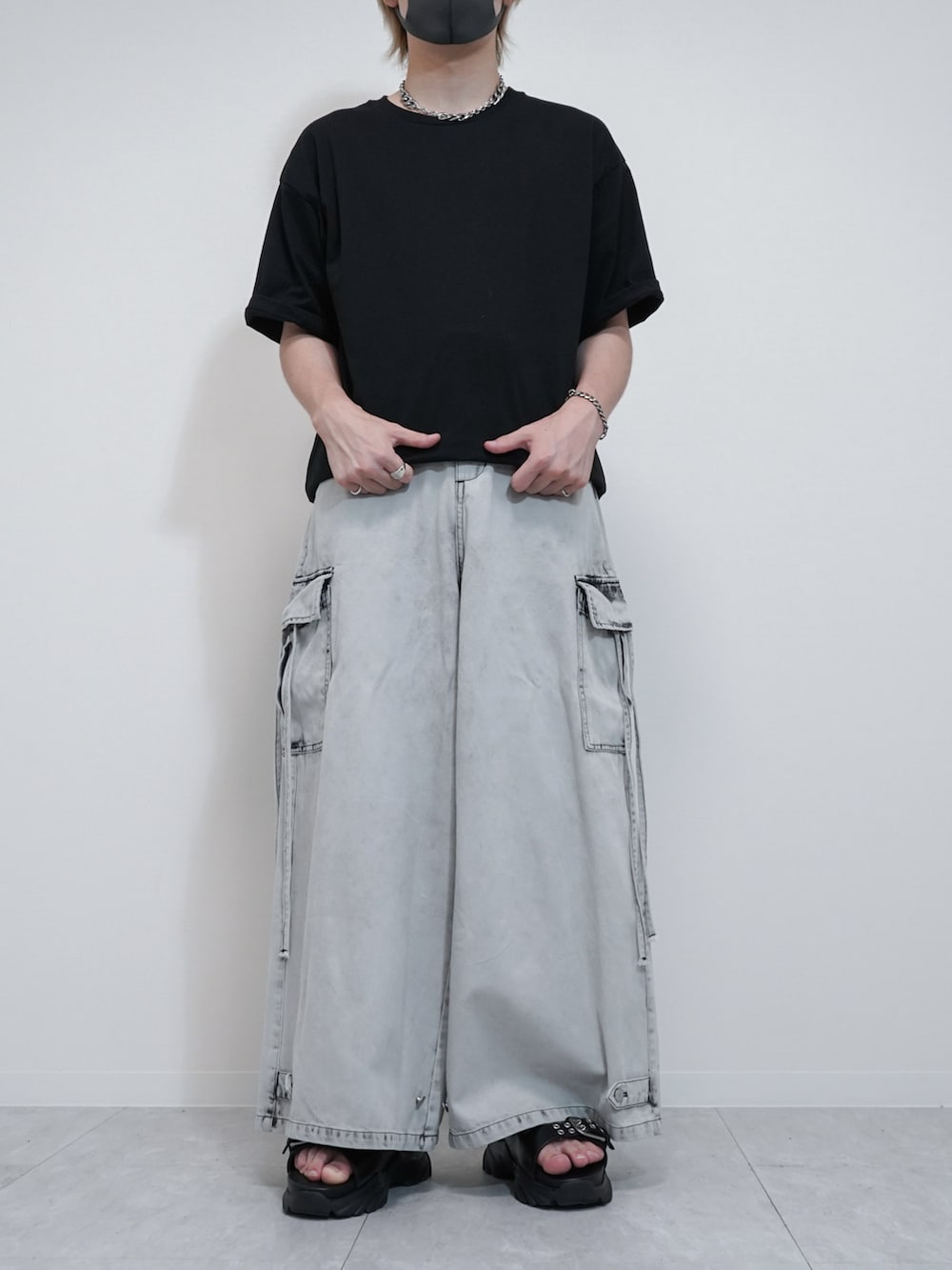 「CLELの【CLEL】Functionary cotton heavyweight short sleeve T-shirt/ファンクショナリーコットン ヘビーウェイト半袖Tシャツ（Tシャツ/カットソー、ブラック系）」を使った、けいさん（メンズ・177cm）の夏コーディネートの3枚目の写真