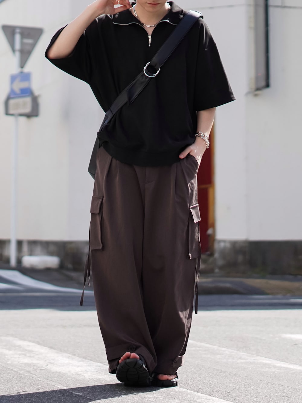 「春夏コーデ、シンプルコーデ、ハーフジップ、カーゴパンツ、厚底シューズ、厚底サンダル、プチプラ、きれいめカジュアル、休日スタイル、韓国ファッション、ショルダーバッグ、レザー」｜「CLELの【CLEL】half zip fake suede half sleeve pullover/ハーフジップ フェイクスエード 半袖プルオーバー（Tシャツ/カットソー、ブラック系）」を使った、けいさん（メンズ・177cm）の春コーディネートの3枚目の写真
