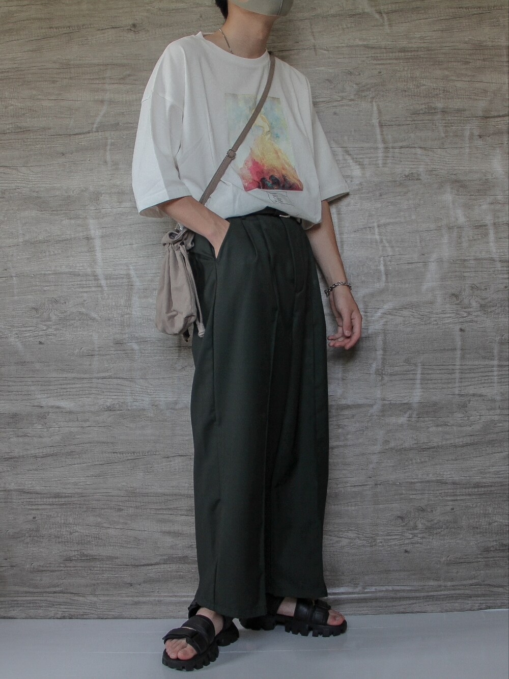 ホワイト系のTシャツ/カットソー、グリーン系のその他パンツ、ブラック系のサンダルを着用したメンズの夏コーディネートの2枚目の写真