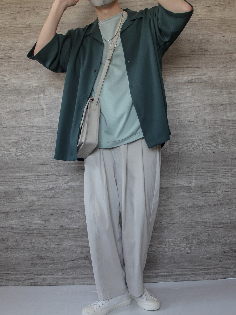 グリーン系のシャツ/ブラウス、グリーン系のTシャツ/カットソー、ホワイト系のその他パンツを着用したメンズの春コーディネートの3枚目の写真