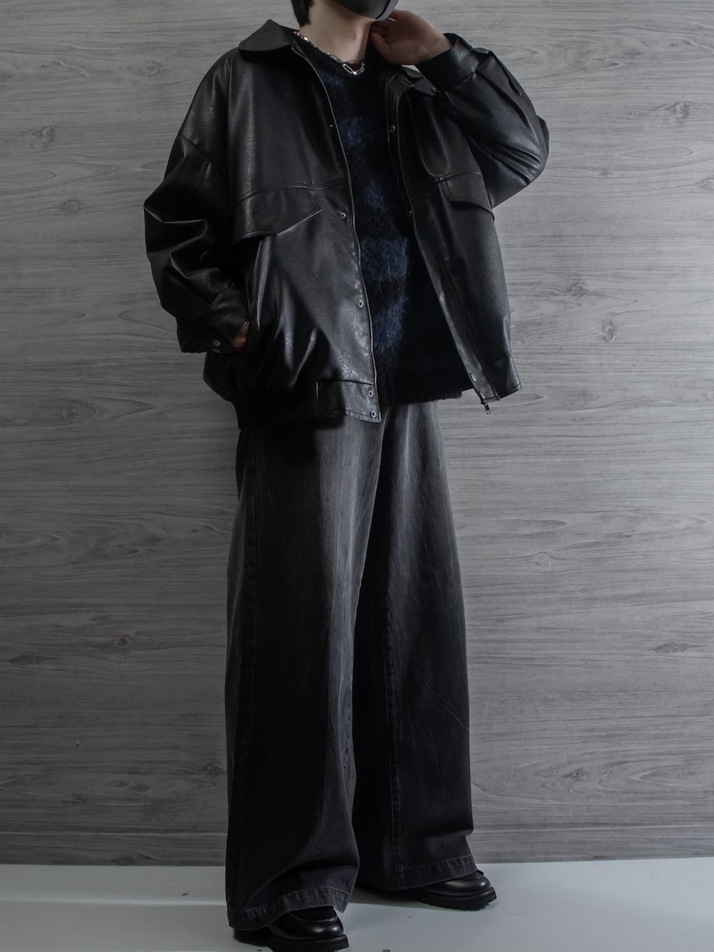 ブラック系のブルゾン、ブラック系のデニムパンツ、ブラック系のローファーを着用したメンズの秋コーディネートの2枚目の写真