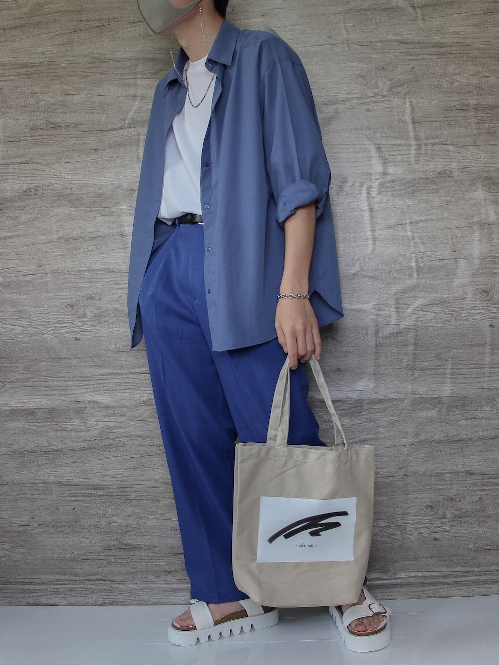 ブルー系のシャツ/ブラウス、ホワイト系のTシャツ/カットソー、ブルー系のスラックスを着用したメンズの夏コーディネートの3枚目の写真