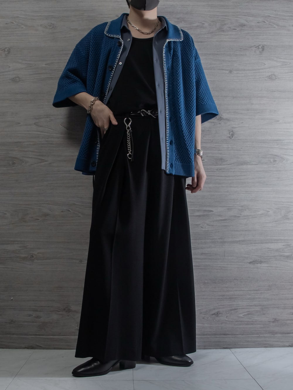 ブラック系のカーディガン/ボレロ、ブルー系のシャツ/ブラウス、ブラック系のスラックスを着用したメンズの春コーディネートの2枚目の写真