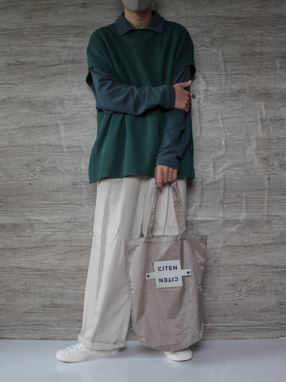 グレー系のエコバッグ/サブバッグ、グリーン系のベスト、グリーン系のスウェットを着用したメンズの夏コーディネートの2枚目の写真